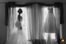 In a private home near Chicago, a WPJA wedding photographer documents the quiet anticipation of a bride’s morning. The image captures her final preparations.
